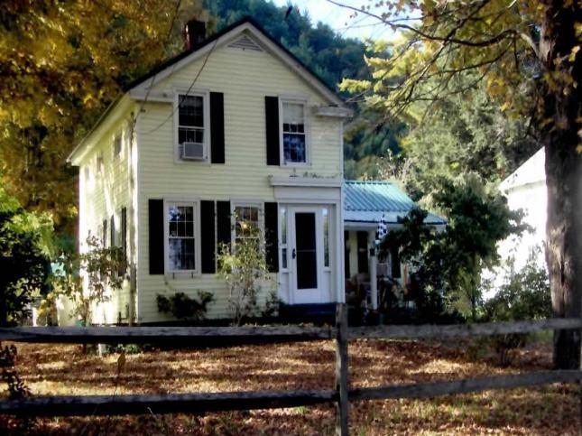 A Meadow House Bed & Breakfast Lakeville Exterior photo